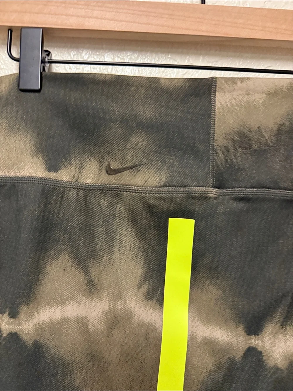 NIKE One Luxe 7” Olive Tie-Dye Bike Shorts  Neon Yellow Side Stripes Size Large
